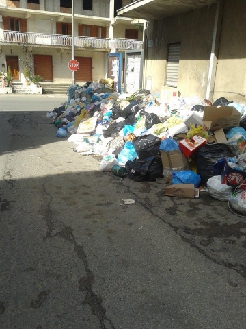 Emergenza rifiuti, il sindaco emette un’ordinanza: vietato conferire spazzatura vicino alle scuole