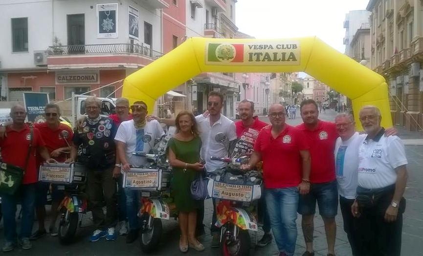 La tappa crotonese del Giro d'Italia in Vespa – l'autismo sale in Vespa”