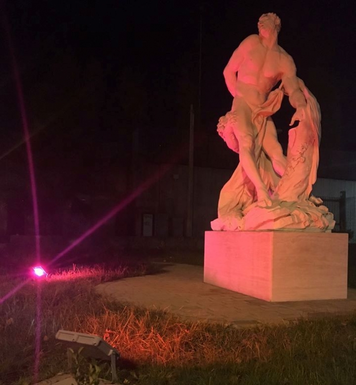 La statua di Milone si colora di rosa a sostegno della campagna promossa dalla Lilt