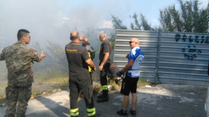 Incendio su viale Mancini: intervento di due istruttori bikers della Polizia municipale