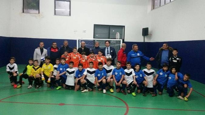 La Fidelitas incontra la comunità del centro presilano: omaggiati i palloni da calcio