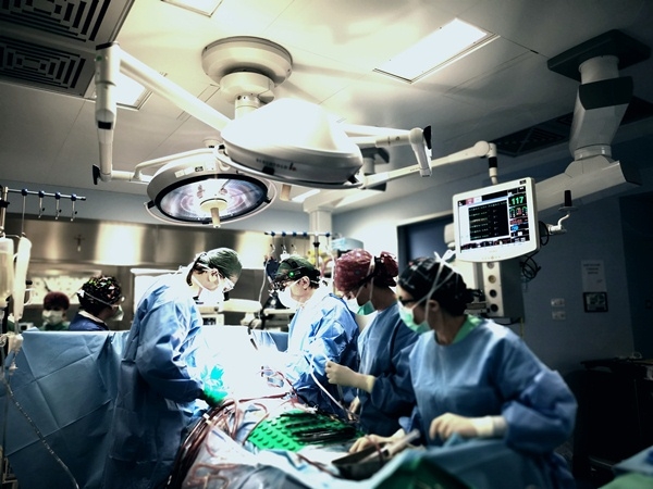 Doppio intervento cuore-cervello su due pazienti al Grande Ospedale Metropolitano