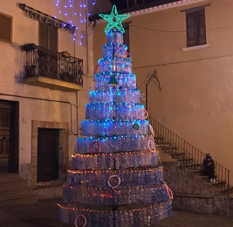 In piazza l’albero di Natale realizzato con le bottiglie di plastica