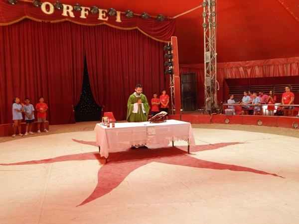 Don Giuseppe Ruffo ha celebrato la Messa nel circo