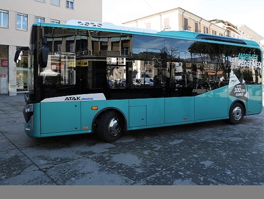 Mobilità sostenibile, in Piazza dei Bruzi si sperimenta un modello di bus elettrico a emissioni zero