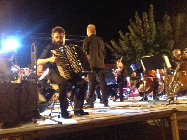 Trionfo per Federico Mondelci solista e direttore dell’Orchestra della Provincia di Catanzaro nella piazza San Francesco di Curinga