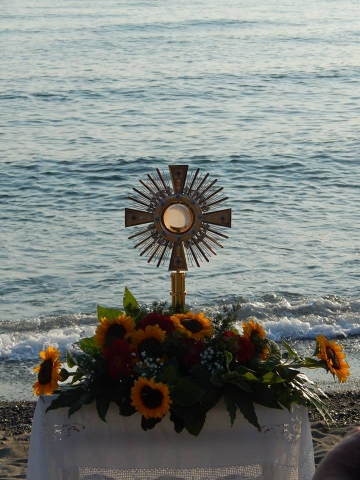 Tutta la notte sulla spiaggia per l’Adorazione Eucaristica. Iniziativa della parrocchia “San Giovanni Battista”