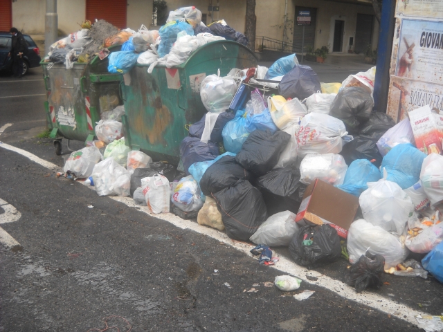 Emergenza rifiuti, i sindaci del basso Jonio non parteciperanno all’incontro convocato da Antoniotti
