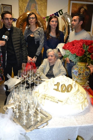 Cento candeline per la signora Elena Sculco, nonna di don Giuseppe Ruffo