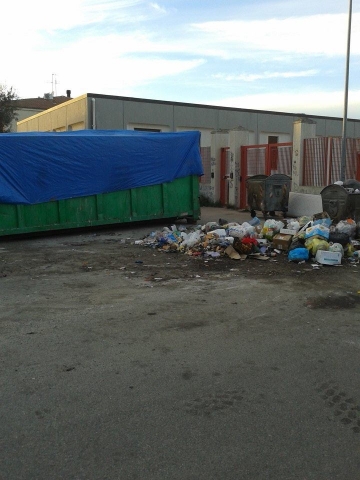 Emergenza rifiuti: container e imballaggi per ripulire le strade cittadine dalla spazzatura