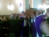 Celebrati i funerali di monsignor De Simone. Hanno concelebrato tre vescovi e decine di  sacerdoti. Centinaia le persone intervenute per l’ultimo saluto
