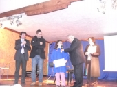 Premiata nel corso del concerto di Natale la vincitrice del concorso filatelico sul 50° della chiesa “Divino cuore di Gesù”, Maria Elena De Vincenti