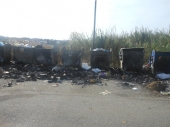 Emergenza rifiuti, sempre peggio: incendiati diversi cassonetti. Gli amministratori locali impegnati per risolvere la situazione