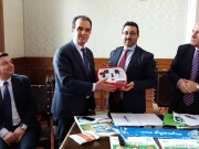 Il presidente della Provincia consegna un defibrillatore all’Associazione nazionale allenatori Calabria