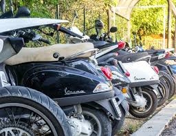 Compaiono i parcheggi per motocicli in diverse parti della città