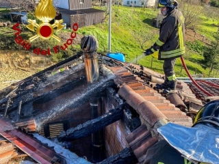 Il fuoco distrugge il tetto di un'abitazione