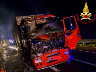 Tir in fiamme sull'autostrada fra Cosenza e Montalto