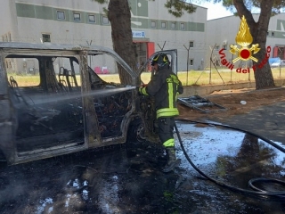 In fiamme un minibus in prossimità dell'aeroporto