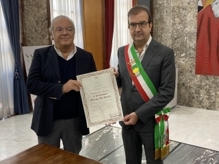 Il prof.Giorgio De Santis riceve dal sindaco Occhiuto la pergamena della cittadinanza onoraria