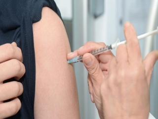 Vaccini, Regione accelera, al via campagna per 18mila somministrazioni a domicilio