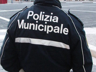 La Polizia municipale di Cosenza aiuta una signora senza tetto e le dona un sacco a pelo