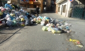 A Mirto, in Via del Sole, spazzatura sparsa lungo la strada
