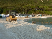 Portonovo: Sistemazione della spiaggia del Molo. In tre giorni è stato redistribuito il materiale accumulato dalle mareggiate