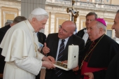 Il Presidente della Provincia consegna un dono Papa. Un’opera preziosa raffigurante l’Abbazia di San Giovanni in Fiore