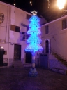 “Salviamo un albero”, realizzato albero di Natale ecologico con 700 bottiglie riciclate