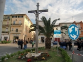 A Mirto installato e benedetto un Crocifisso all’incrocio fra Piazza Dante e Via  Nazionale