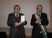 Un emozionato Guerrino Cecotti riceve il Sigillo della Città di Udine