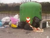 Contrasto all’abbandono dei rifiuti presso le campane. Il Comune intensifica i controlli