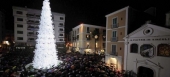 Accesso il mega albero di Natale in piazza Portanova. Il Sindaco V. De Luca "Un simbolo di speranza"