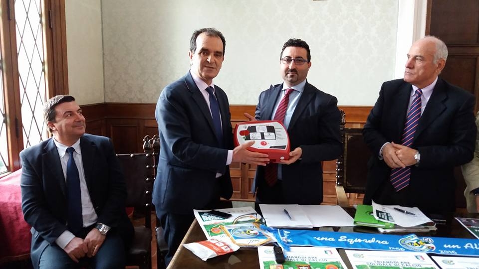 Il presidente della Provincia consegna un defibrillatore all’Associazione nazionale allenatori Calabria