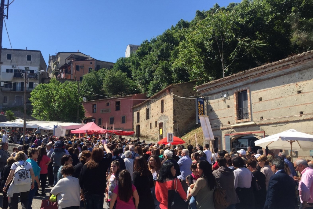 Migliaia di pellegrini nel centro storico per pregare la Madonna della Pietà