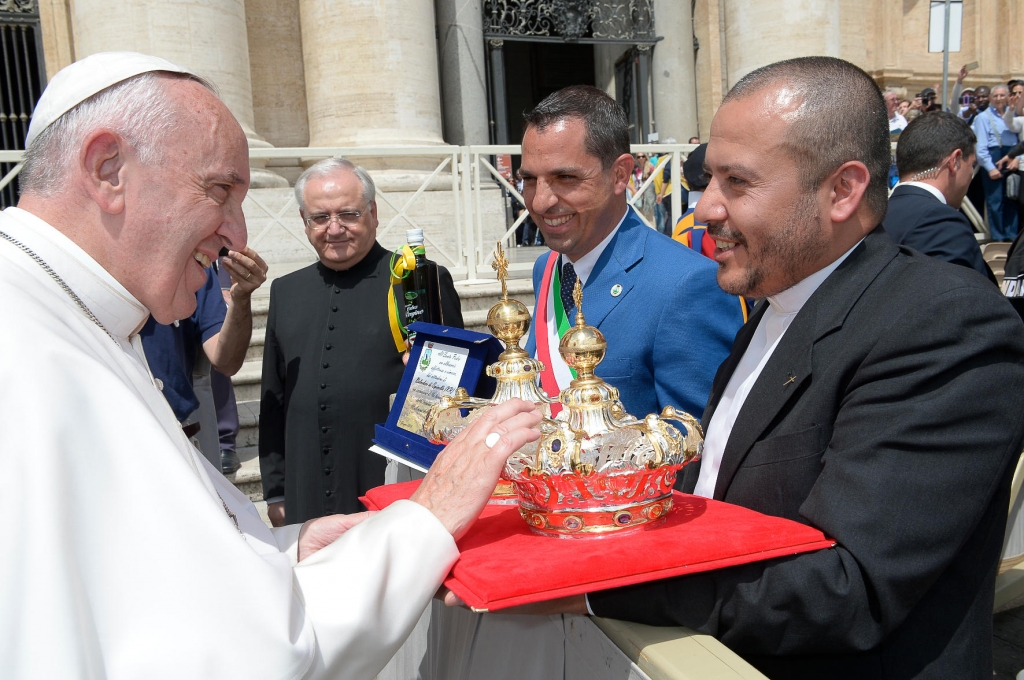 Il Papa benedice le corone della Madonna della Scala