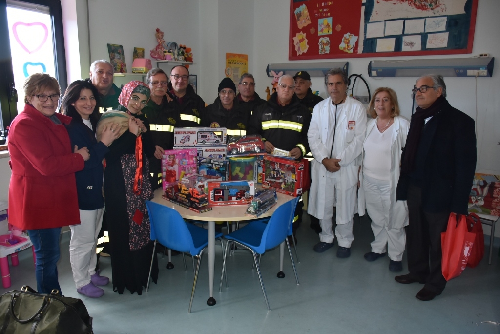 Una Befana speciale all’ospedale di Corigliano. Iniziativa dell’Associazione nazionale Vigili del fuoco