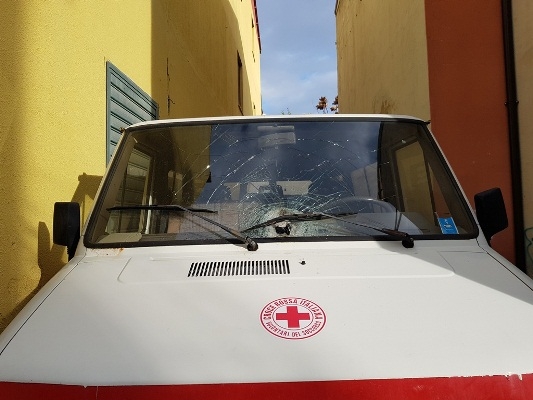 Atto vandalico a un furgone della Croce rossa