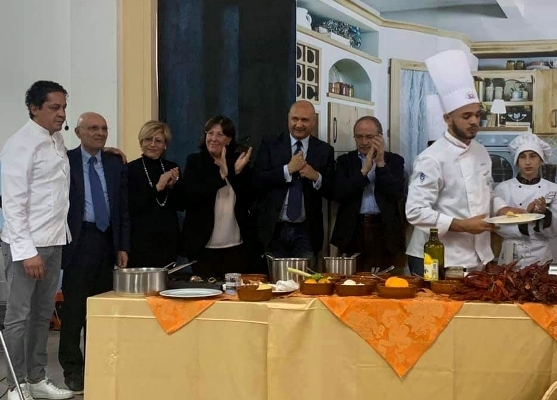 Lo chef Mazzei inaugura il laboratorio di cucina dell’Alberghiero