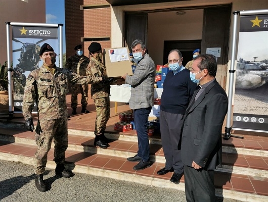 I viveri donati dai militari del Comando Esercito 
