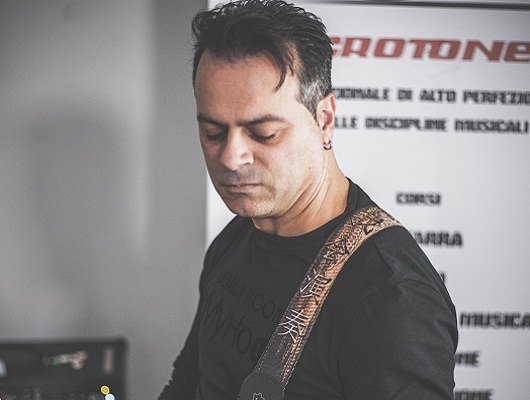 Il chitarrista crotonese Fabio Mangano il 16 luglio a Martirano Lombardo aprirà il concerto di Paul Gilbert