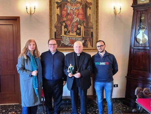 Coldiretti Calabria: Consegnata ai vescovi Nostro e Bonanno la statuina del Presepe 2022: la florovivaista