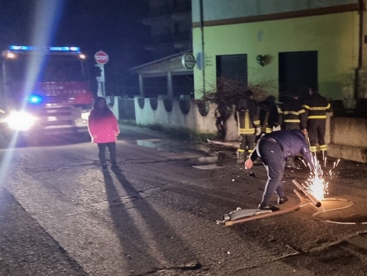 Nella notte intervento a Mirto per palo pubblica illuminazione caduto sulla carreggiata