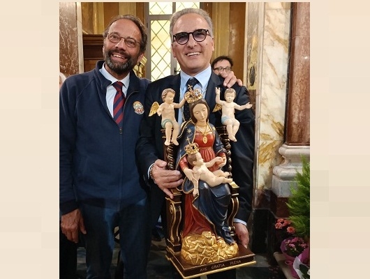 A Nettuno il maestro Peppe Spadafora incorona la statua itinerante della Madonna delle Grazie