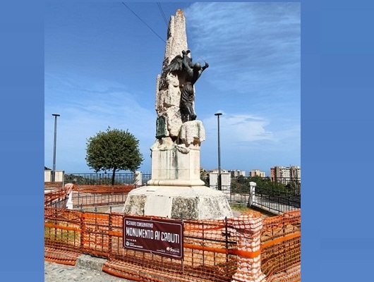 AL via i lavori di restauro del Monumento ai caduti