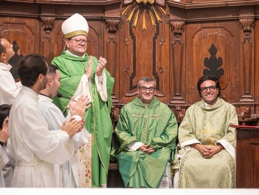 Una comunità in festa: l’abbraccio ai nuovi sacerdoti