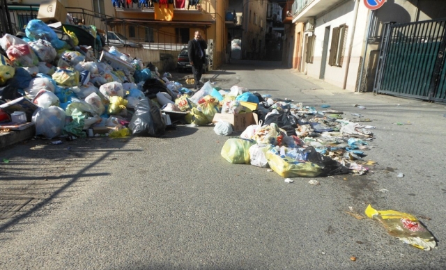 A Mirto, in Via del Sole, spazzatura sparsa lungo la strada
