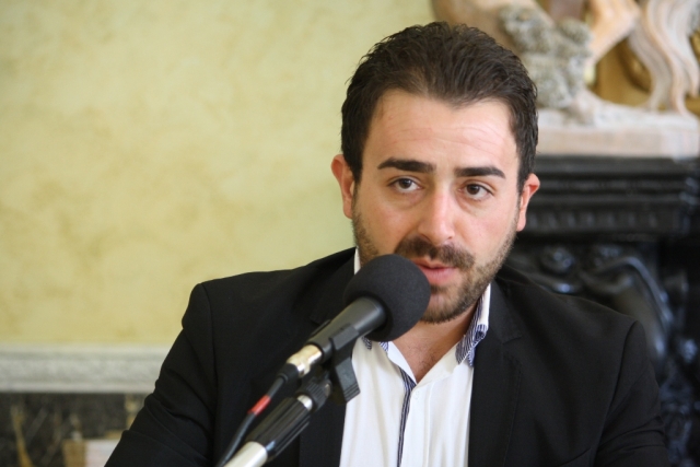 Rifiuti, il Comune acquista due porte elettrici per la differenziata