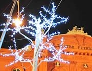 Mapping sul Petruzzelli fino al 6 gennaio e luminarie accese in Piazza Umberto e via Manzoni fino al 10 gennaio