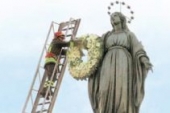 Immacolata, i fiori dei Vigili del fuoco alla Madonna. L’8 dicembre tradizionale cerimonia in piazza Grande